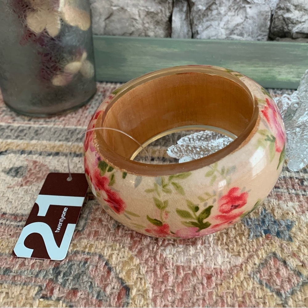 Vintage Y2K NWT Forever 21 Rose Flower Lucite Acrylic Wooden Bangle Bracelet NOS - Picture 2 of 4